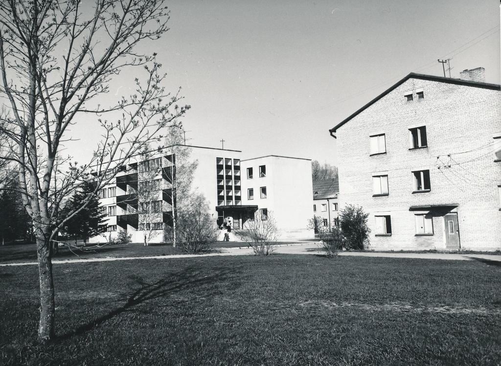 Foto. Väimela Näidissovhoostehnikumi ühiselamu nr. 2 ( valmis 1957)  ja nr. 4 Kooli teel ( valmis1976) mais 1981.a.