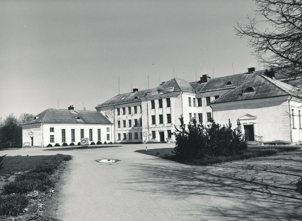 Foto. Väimela Sovhoostehnikumi peahoone 1981.a. mais.