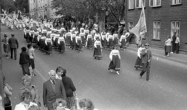 Negatiiv. Tartu linna ja rajooni laulu- ja tantsupidu Tartus 1987. A. Nilsoni kogu. TRÜ Akadeemiline Naiskoor rongkäigus.