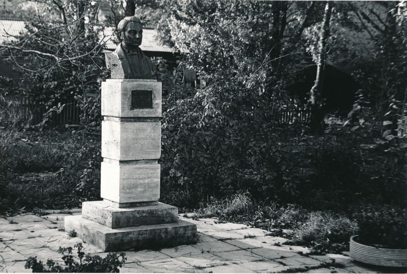 Foto. C. A. Hunniuse monument promenaadil. 1980. a. Mustvalge.