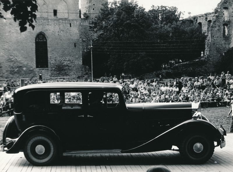 Foto. Haapsalu 700. aastapäevale pühendatud klubi "Unic" organiseeritud rallist osavõtvad masinad lossipargis.  Mustvalge.