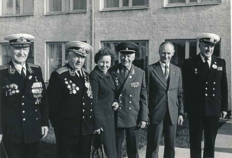 Foto. Osmussaare garnisoni veteranid koos  Laine Soosalu, Karl Aru ja Elmu Peegiga. 04.09.1981. a. Mustvalge.