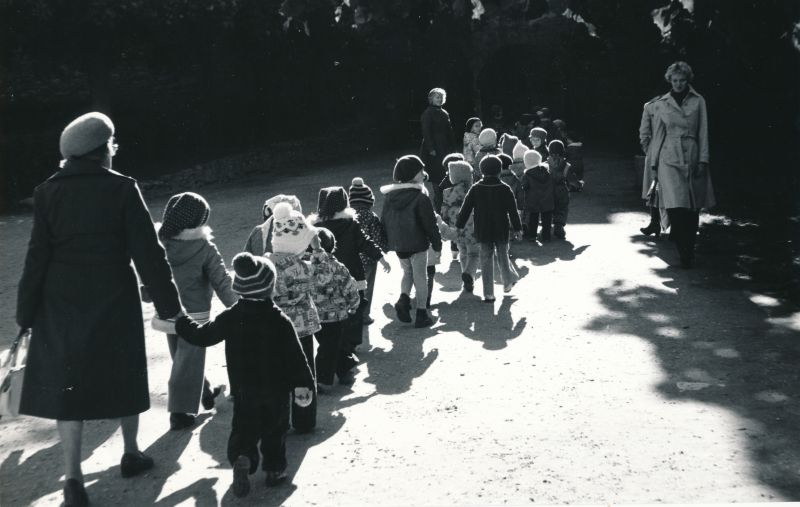 Foto. Lasteaia mudilased jalutuskäigul linnuses. 1980.