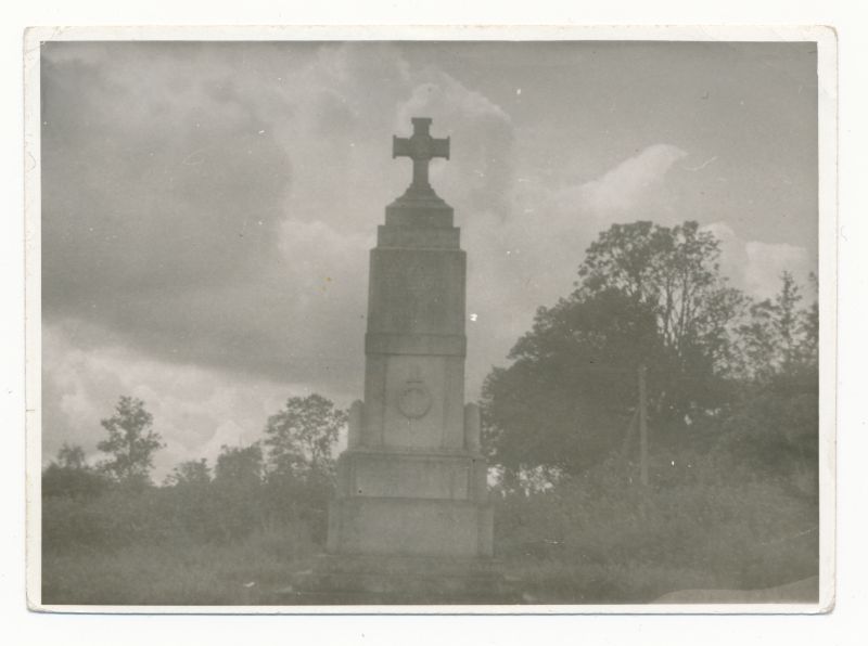 Foto. Vabadussõja mälestussammas Kullamaal 1930ndad.Mustvalge.