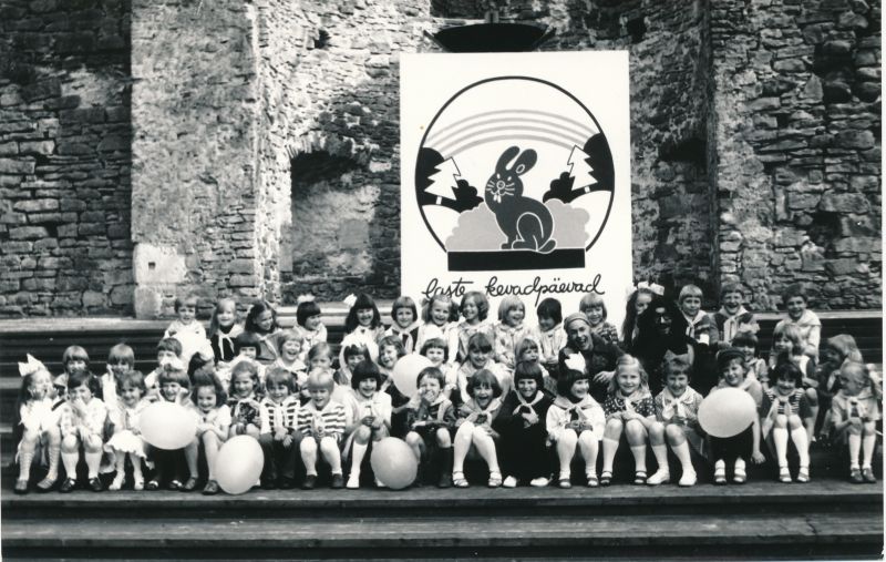 Foto. Rahvusvahelise lastekaitsepäeva tähistamine Haapsalu 1980.a. juunis. Fotol: L.Nebel ja P.Volkonski laste keskel lossipargis.  Mustvalge.