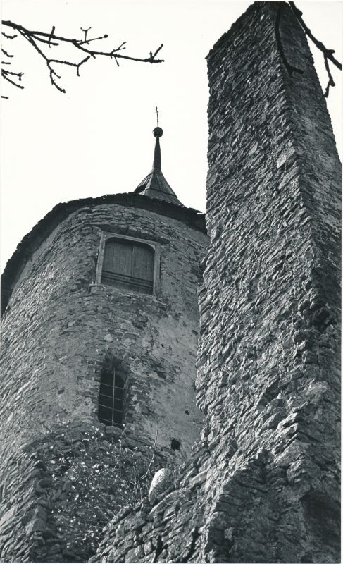 Foto. Haapsalu linnuse vahitorn ja korsten. 1980.