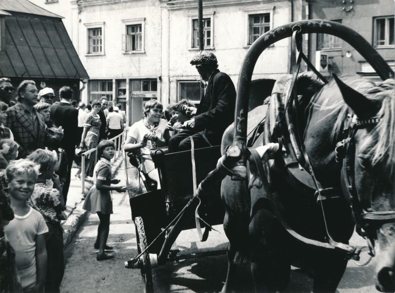 Foto. Haapsalu linna 700. aastapäevale pühendatud juubelipidustused Võidu tn. 16.07.1979.a.  Mustvalge.