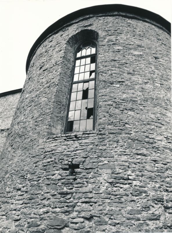 Foto. Haapsalu toomkiriku ristimiskabeli aken, nn. Valge Daami aken. 1980. a.Mustvalge.