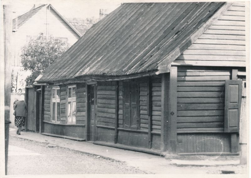 Foto. Elumaja Ehte t. 7. Endine kullassepa elamu mantelkorstnaga. 1965. Foto H. Paalvelt.