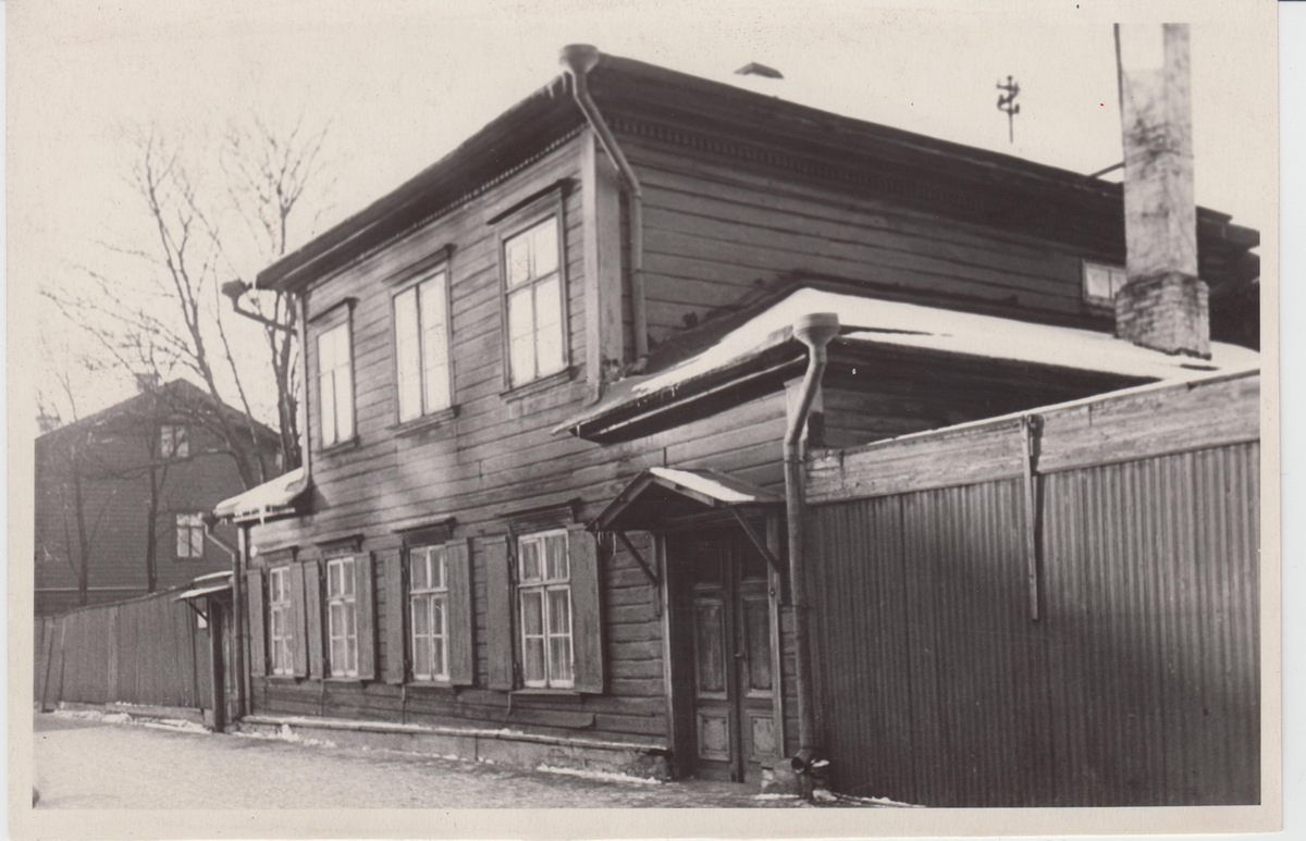 Hoone Tallinnas, Narva mnt. 53. Elamu aiamajas elas C. R. Jakobson 1871/72 a. talvel.