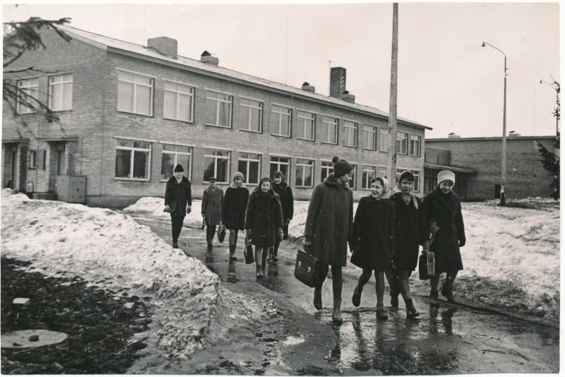 Foto. Õpilased lahkumas Kullamaa koolimajast. 1967.
