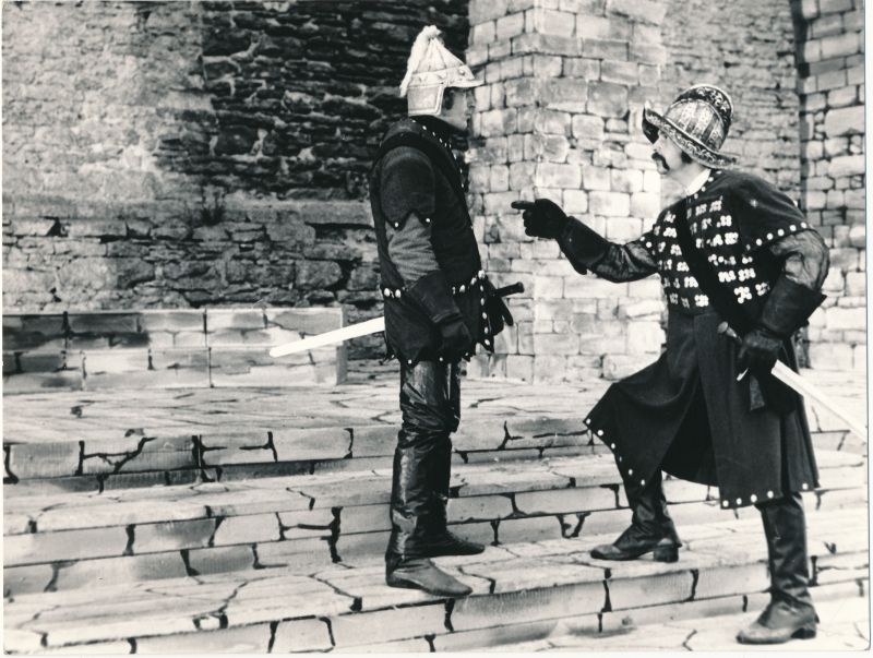 Foto. Vabaõhuetendus "Haapsalu legend" proovil lossipargis, suvi 1979. a. Mustvalge.