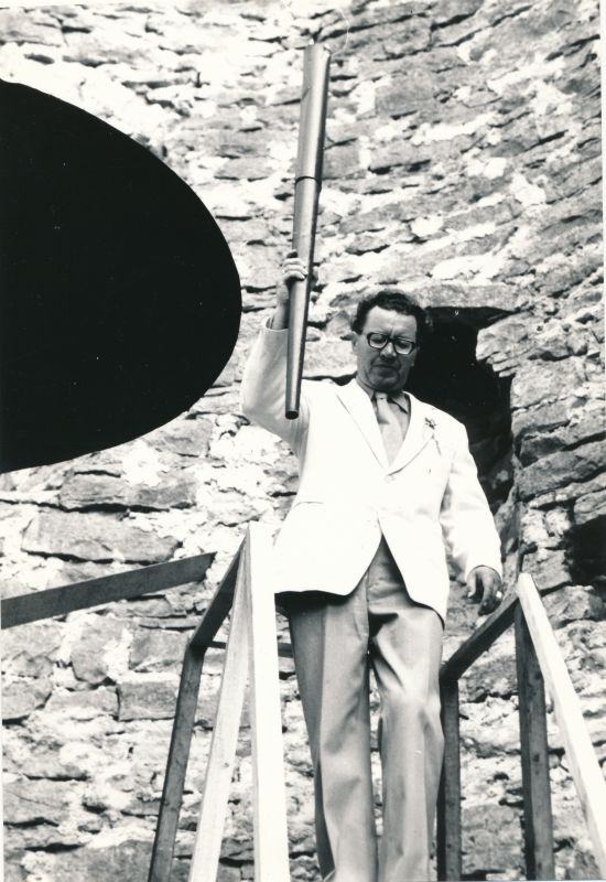 Foto. Haapsalu 700. aastapäeva pidustustel. Lembit Kask  on süüdanud tule lossipargis. 16. juuni. 1979.a.  Mustvalge.