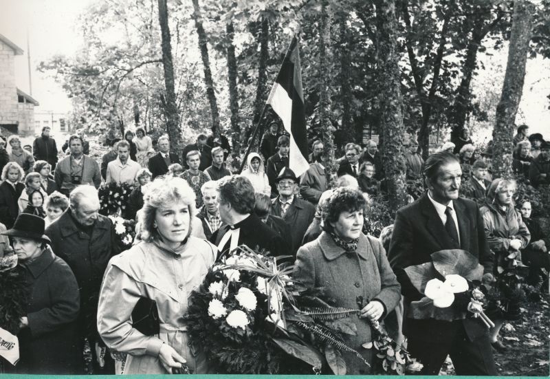 Foto. Kullamaa Vabadussõja mälestussamba taasavamine. Inimesed pärgade ja lilledega. 1989. Albumis.
