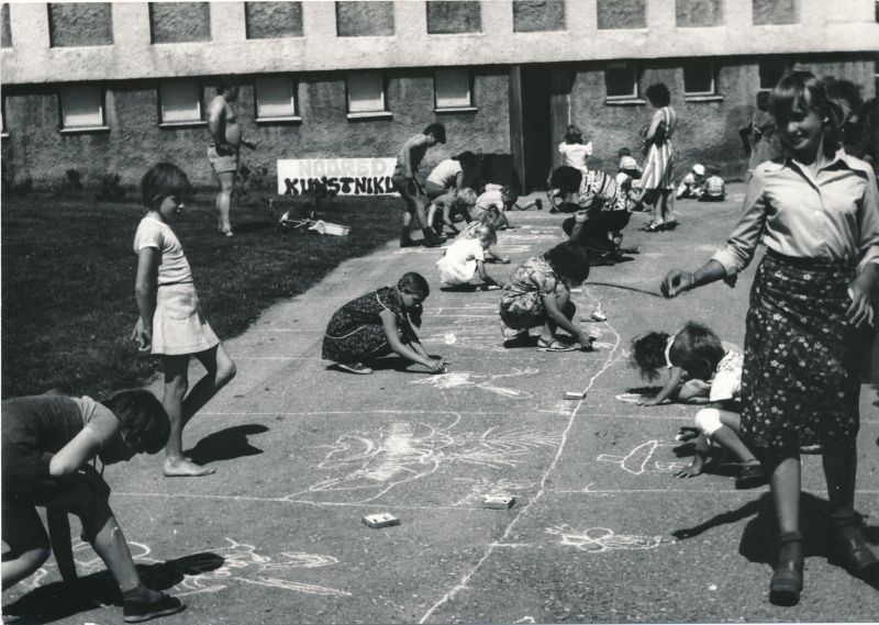 Foto. Laste kevadpäevadel Haapsalu KEKis: asfaldijoonistajad. 1981.a. Mustvalge.