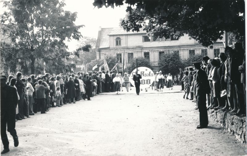 Foto. Haapsalu 700. aastapäevale pühendatud juubelipidustuste tõrvik jõudmas linnuse värava ette. 16. juuni 1979.a. Mustvalge.
