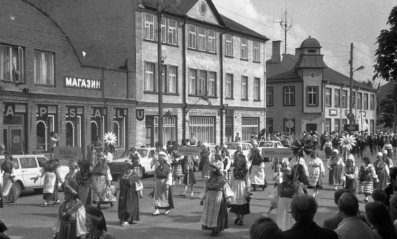 A. Nilsoni kogu. Negatiiv. Naiskooride laulupäev. Haapsalu 1984. Lihula, Kullamaa ja Risti kultuurimajade naiskoorid rongkäigus.