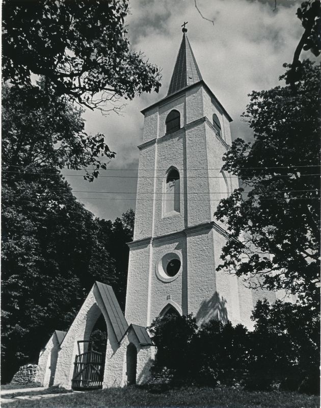 Foto. Vaade Kullamaa Jaani kirikule ja kirikuaia väravale. 26.06.1980.