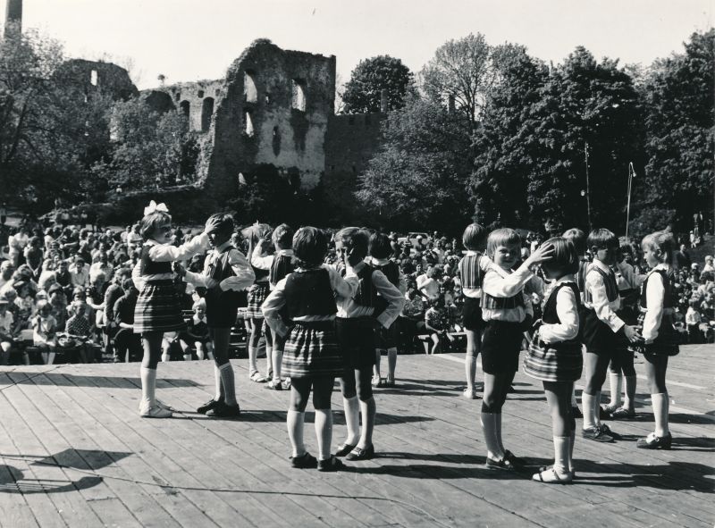 Foto. Haapsalu rajooni tantsu-ja laulupeol 3.-4.06.1978.a. Esinemas väiksed rahvatantsijad.  Mustvalge.