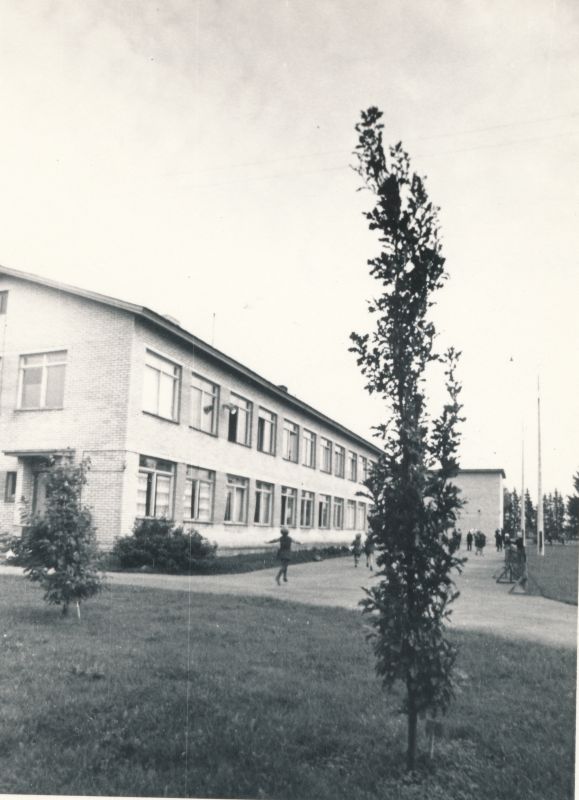 Foto. Vaade Kullamaa kooli hoonele 16.09.1972.a. Foto: Ilmarine Möldri.