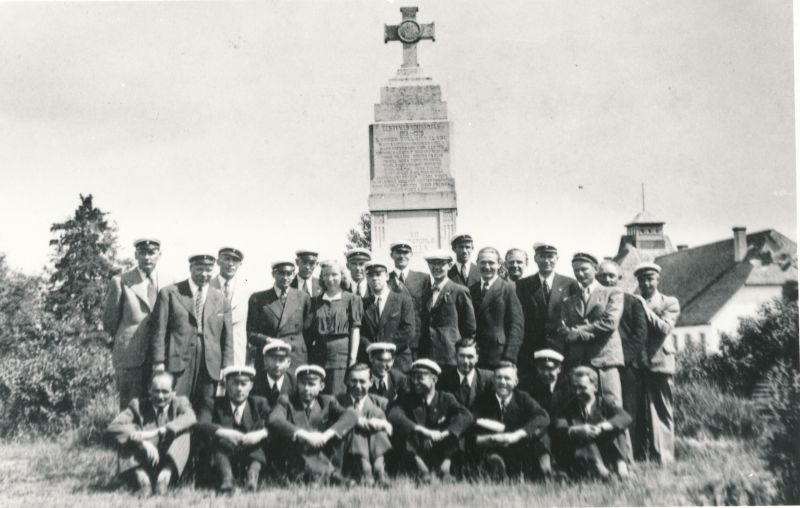 Foto. Haapsalu meeskoori kontsertmatk 1943.a. Kullamaal. Mehed  Vabadussõjas langenute mälestussamba juures.