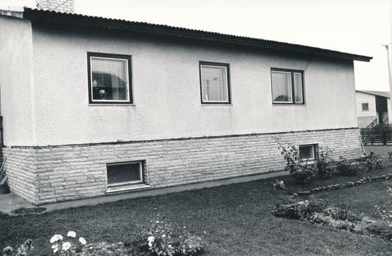 Foto. AS "Lossikivi" kivid elamu vundamendis 1991.a. Mustvalge.