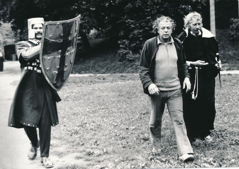 Foto. Vabaõhuetendus "Haapsalu legend" proovide ajal lossipargis. Suvi, 1979.a.  Mustvalge.