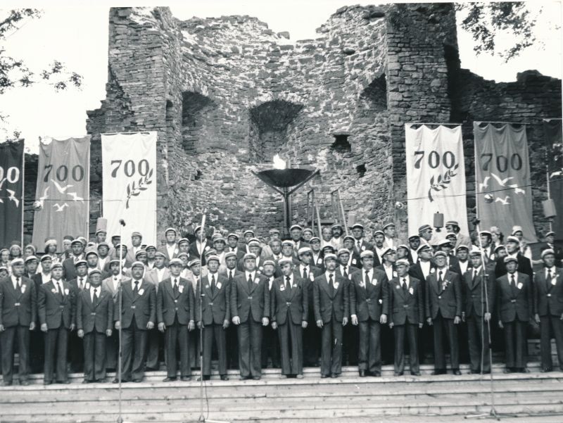 Foto. Haapsalu 700. aastapäeval esinemas meeskoorid 16.07.1979.a. Mustvalge.