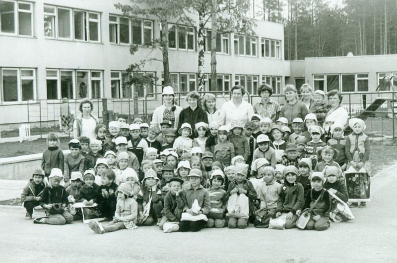 Põlva lasteaia Mesimumm personal ja lapsed