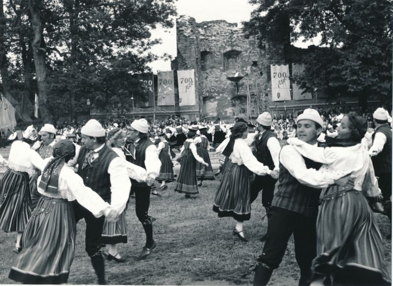 Foto. Haapsalu 700. aastapäeval esinemas rahvatantsijad, esiplaanil "Lääne Kaluri" rahvatantsurühm. 1979. a. Mustvalge.