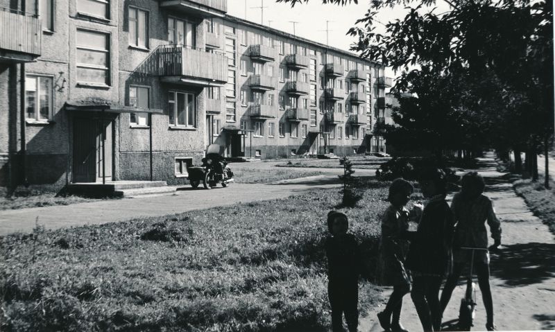 Foto. Elamud Võidu tänaval Haapsalus. 1980. a. Mustvalge.