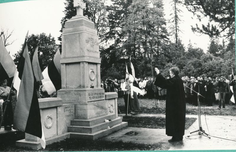 Foto. Kullamaa Vabadussõja mälestussamba taasavamine ja õnnistamine. 1989. Albumis.