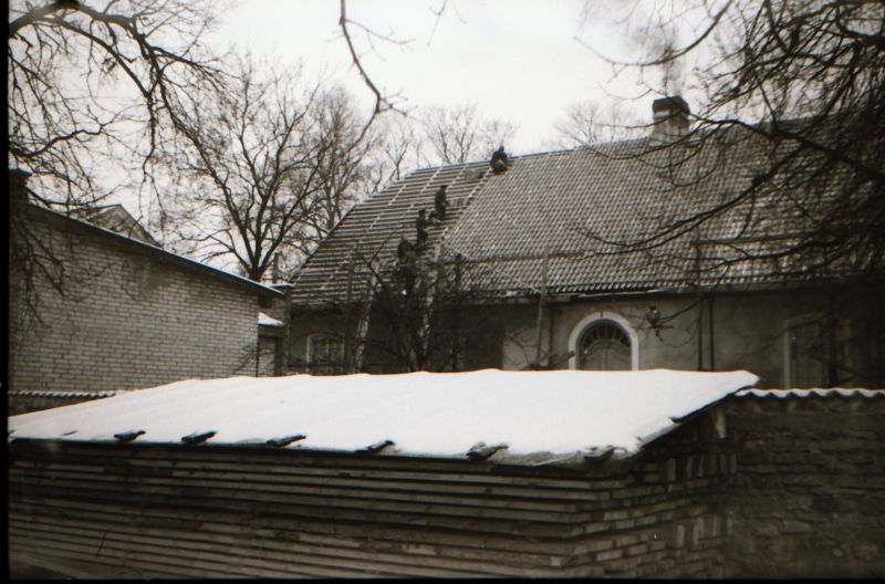 Negatiiv. Muuseumi katuse vahetamine 1981.a. Vaade katusele Jaani kiriku aiast.