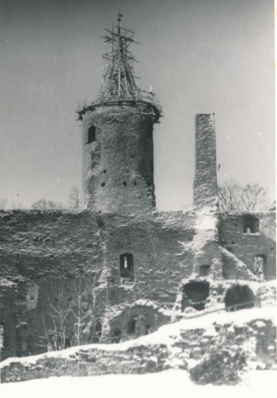 Foto. Haapsalu lossitorni uue katuse panek. 1985.a. Mustvalge.
