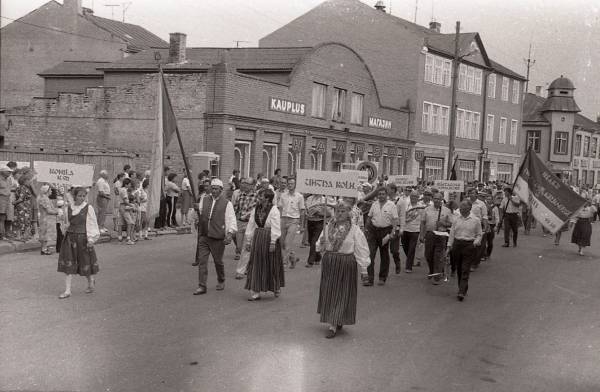 Fotonegatiiv.  V üle-eestiline Puhkpillimuusika päev Haapsalus. 1989 a. Rongkäik. Kohila kultuurimaja ning Uhtna kolhoosi puhkpillimängijad.