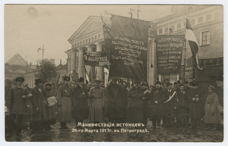 Eestlaste manifestatsioon Petrogradis 26. märtsil 1917.a. - rahvahulk loosungite ja lippudega.