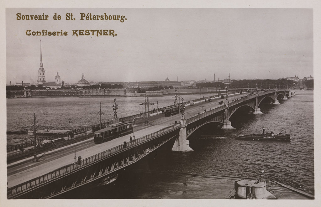 Utsikt mot Trotskij bro over elven Neva i St. Petersburg
