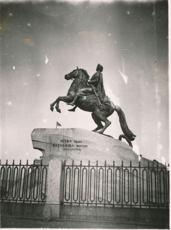 Foto. Peterburg. Vaskratsanik - Peeter I mälestussammas. 1891