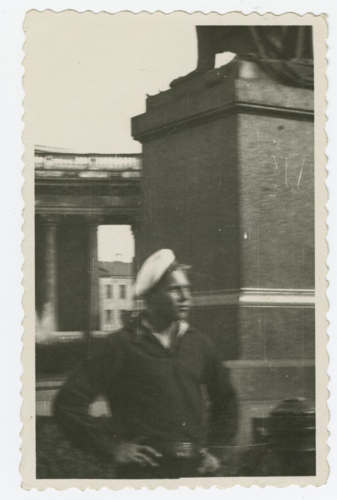 Tallinna Merekooli kursant Edgar Haavik Leningradis ausamba taustal