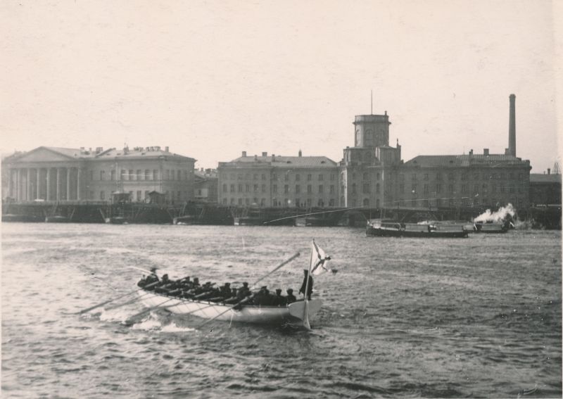 Foto. Vaade Väike-Neeva jõele Peterburis (Leningradis). Kaldapealsed majad ja paadid jõel. Foto ca XX saj. algusest.
