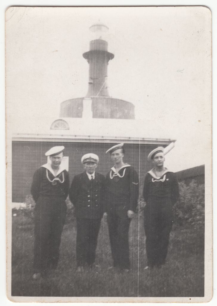 Mereväelased Lauter, Kerno (Kermann), Plumberg, Poska Keri saare tuletorni juures