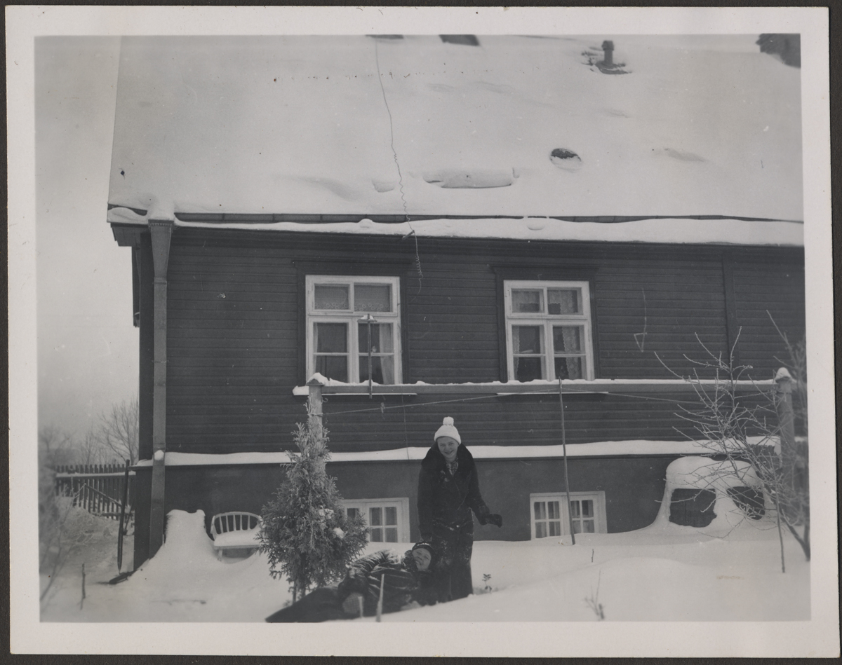 Kaks tundmatut naist lumel, foto Hermann Tõnissoo perealbumist