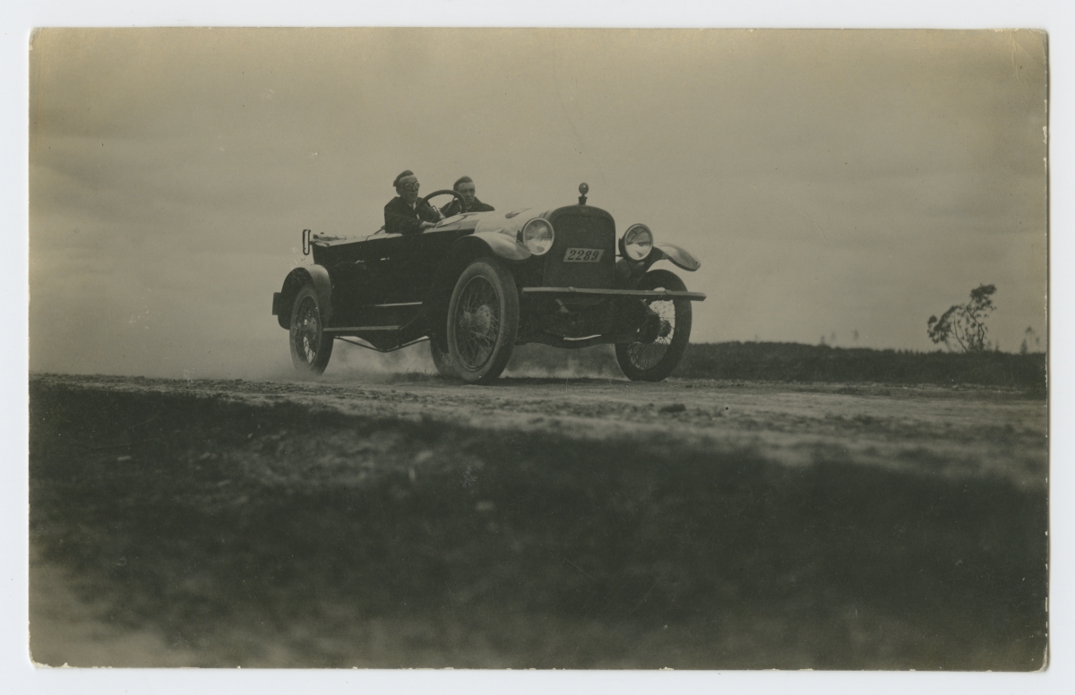 Aleksander Vesiloik oma sõiduautoga võidusõidul Raudalu maanteel