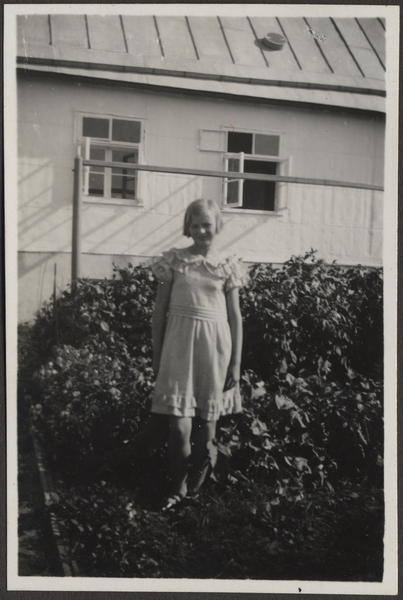 Pildil tundmatu naine, foto Hermann Tõnissoo perealbumist