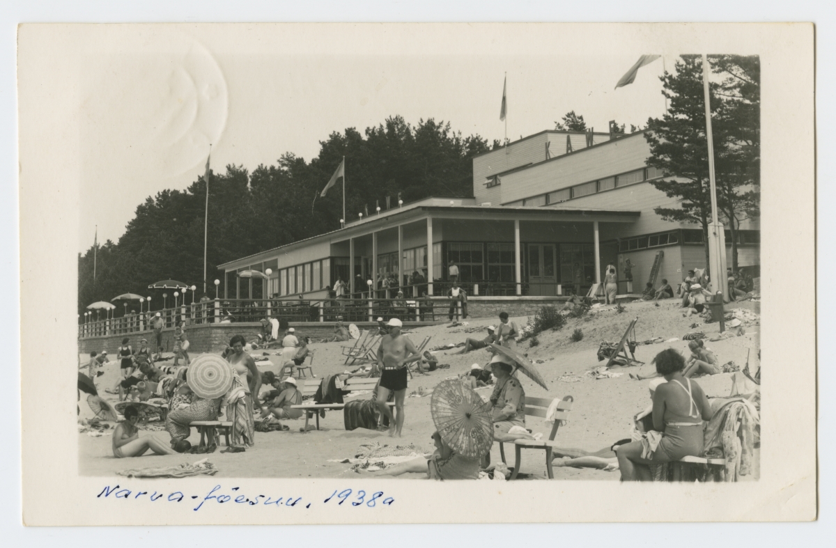 Eesti. Vaade Narva-Jõesuu rannahoonele ja suvitajatele rannas.
1938