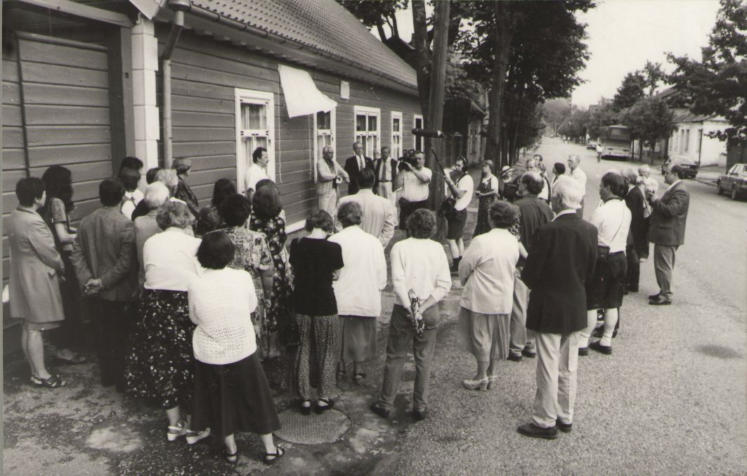 Foto. Kreutzwaldi-Lönnroti kohtumist tähistava mälestustahvli pidulik avamine Dr. Fr. R. Kreutzwaldi muuseumis. Võru, 1999.