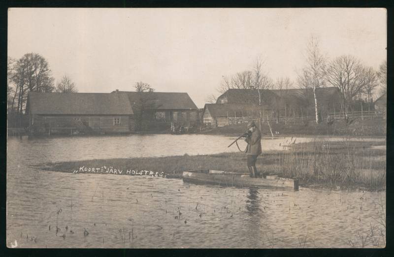 fotopostkaart, Paistu khk, Holstre, Koorti järv, mees paadis, püss käes, u 1935
