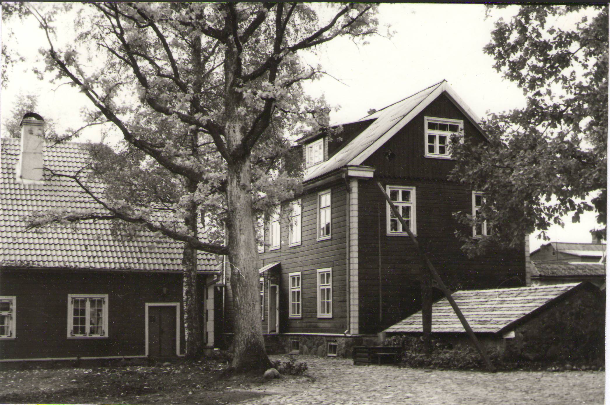 Foto. Vaade Dr. Fr. R. Kreutzwaldi Memoriaalmuuseumi õuele. Võru, 1993.