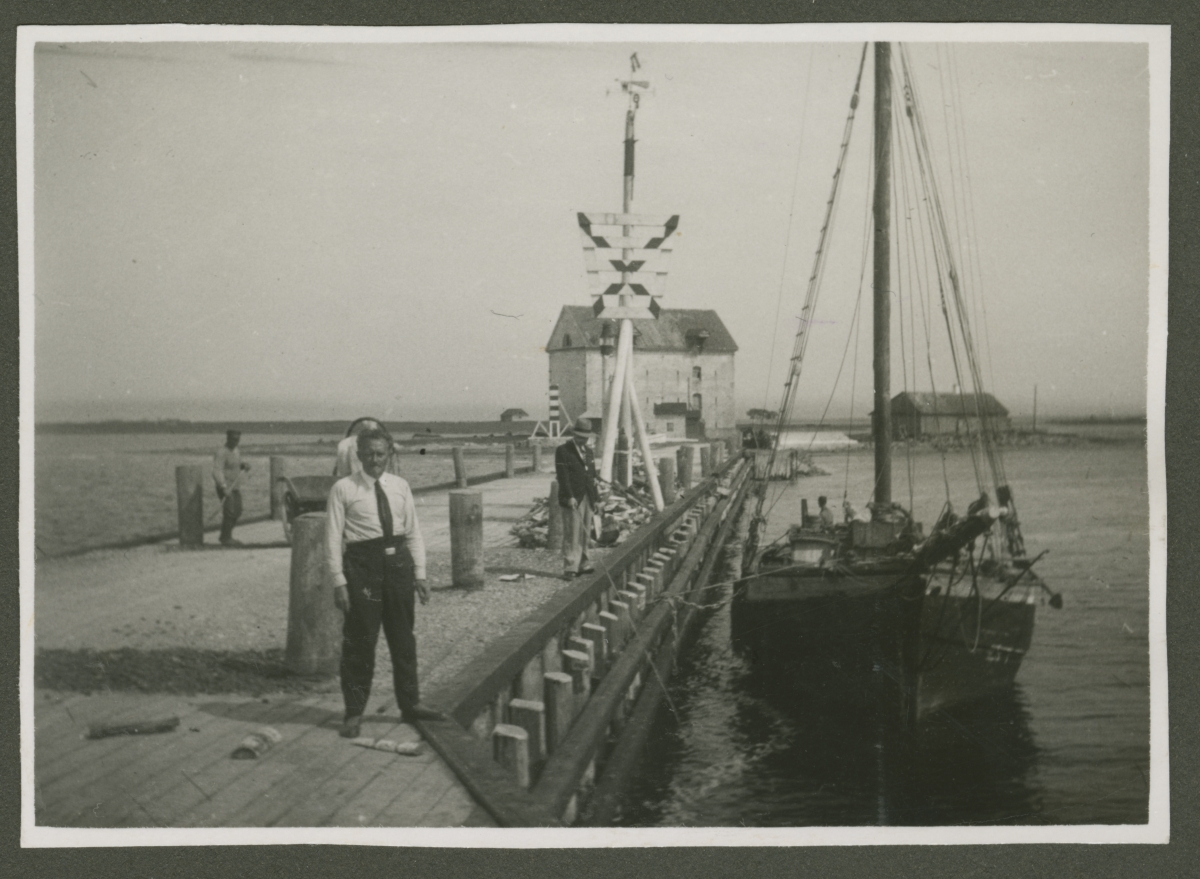 Johannes Orgussaar Haapsalu sadamasillal, kai ääres purjelaev