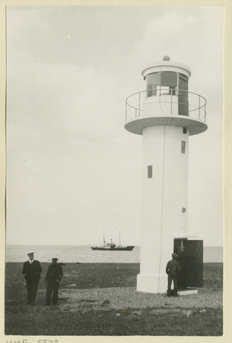 Neli meest Ihasalu tuletorni juures, merel aurulaev